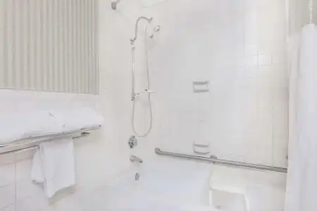 Ramada Macon - 9