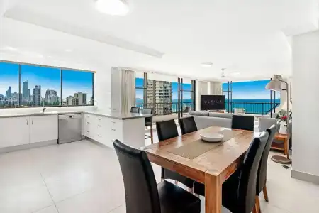 ULTIQA Beach Haven At Broadbeach - 2