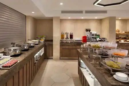 Ramada by Wyndham Old City - 11