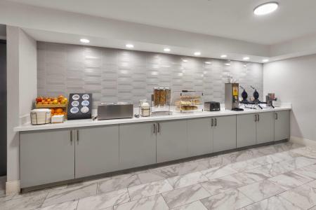 La Quinta Inn & Suites by Wyndham Dallas I-35 Walnut Hill Ln - 17