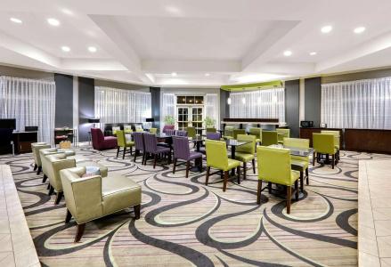 La Quinta Inn & Suites by Wyndham Dallas North Central - 17