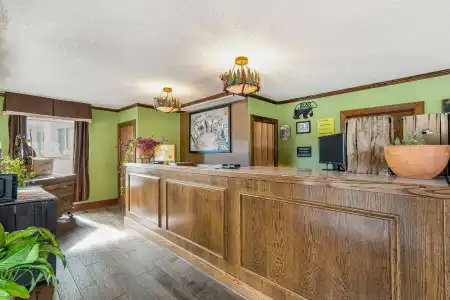 Super 8 by Wyndham Lake George/Downtown - 15