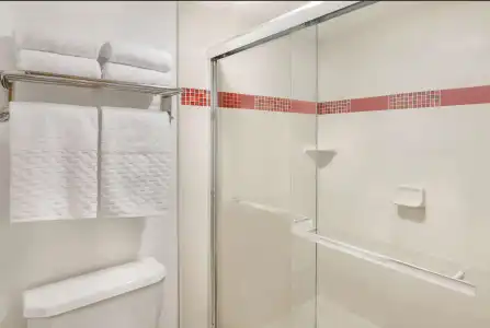 Best Western Plus Raffles Inn & Suites - 47
