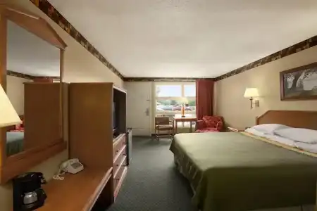 Super 8 by Wyndham Lake George/Downtown - 27