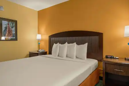 Airport Honolulu, Trademark Collection by Wyndham - 3