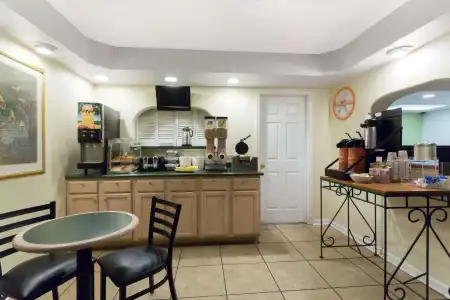 Howard Johnson by Wyndham Tallahassee - 12