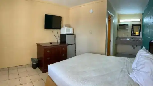 Pinn Road Inn and Suites - 28