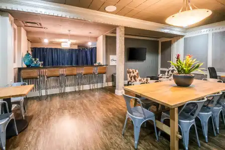 Comfort Inn & Suites - 11