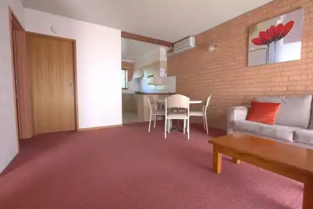 Blue Whale Motor Inn & Apartments - 8