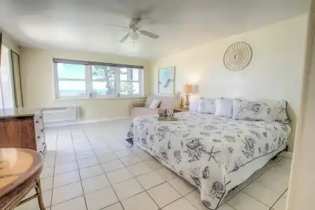 Daytona Shores Inn and Suites - 1