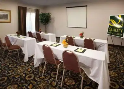 Quality Inn & Suites, Near University - 15