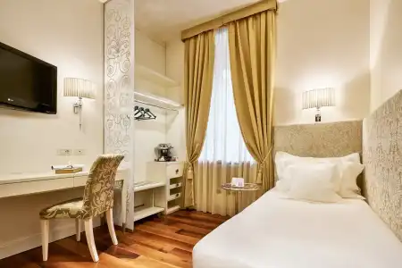 Vis a Vis Apartments - 1