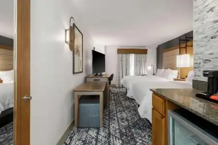 Hampton Inn & Suites Austin Downtown - 79