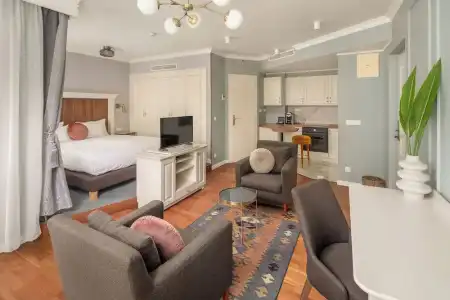 Queen's Court & Residence - 133