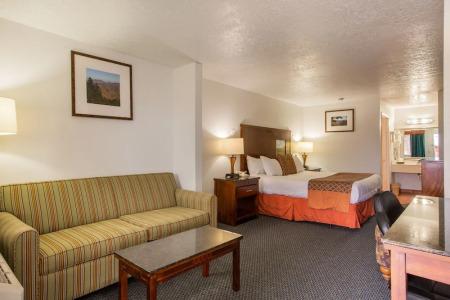 Sandia Peak Inn Old Town ABQ, a Howard Johnson by Wyndham - 18