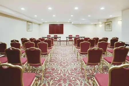 La Quinta Inn by Wyndham Queens - 10