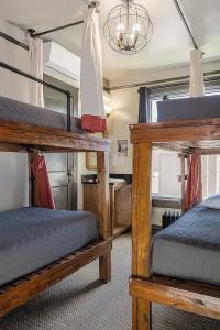 Gardner & Hostel - 83