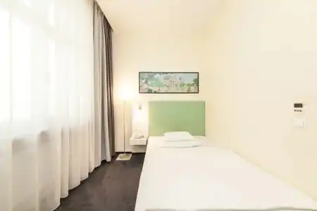 Garner Berlin - Checkpoint Charlie by IHG - 8