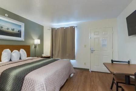 HomeTowne Studios by Red Roof Dallas - Irving - 20