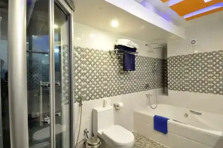 Royal Penguin Boutique & Spa - 123