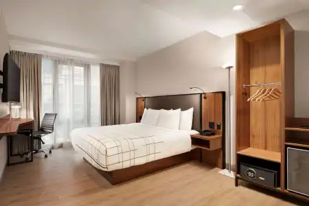 La Quinta Inn & Suites by Wyndham Times Square South - 6