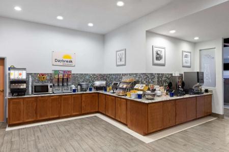 Days Inn & Suites by Wyndham Lubbock Medical Center - 15