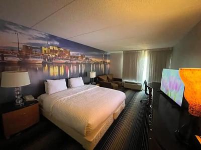 Clarion Pointe Near Erie Casino - 40