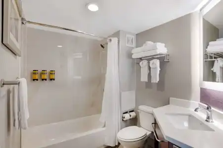 Best Western Plus Commerce - 9