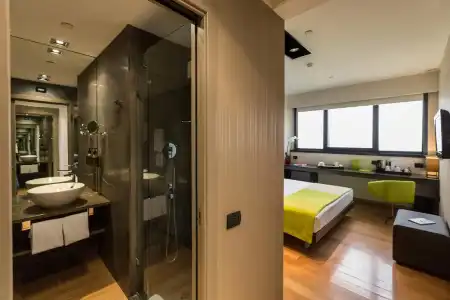 Best Western Plus The Hub - 36