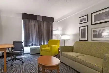 La Quinta Inn & Suites by Wyndham Univ Area Chapel Hill - 34