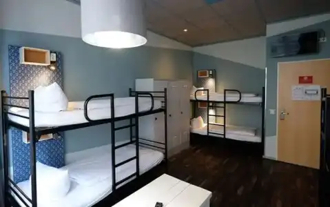 Singer109 & Hostel - 17