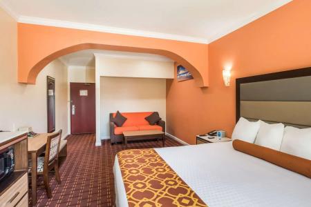 Rodeway Inn & Suites Pasadena - 58