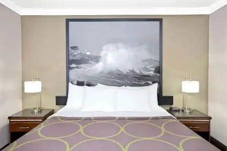 Super 8 by Wyndham Culver - 7