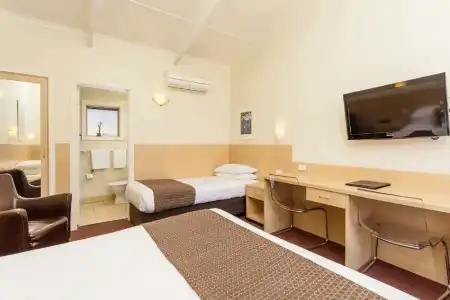 The Club Motel and Apartments - 16