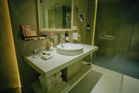 Peninsula Grand - 54