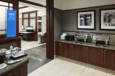 Hampton Inn & Suites Oklahoma City-Bricktown - 39