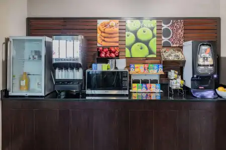 La Quinta Inn by Wyndham Laredo I-35 - 10