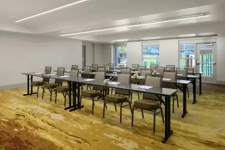 DoubleTree Suites by Hilton Phoenix - 39