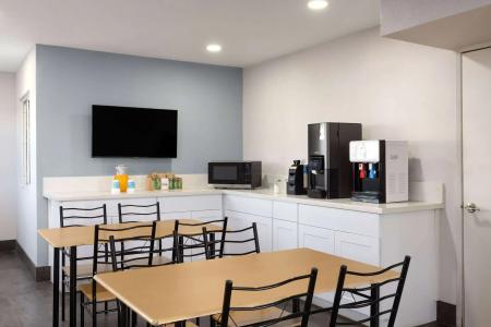 Days Inn by Wyndham Bakersfield - 12