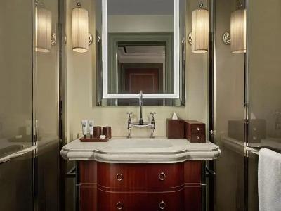 Maxwell Reserve Singapore, Autograph Collection - 102