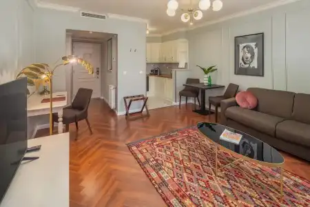 Queen's Court & Residence - 204