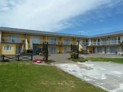 Monarch Motel - 0