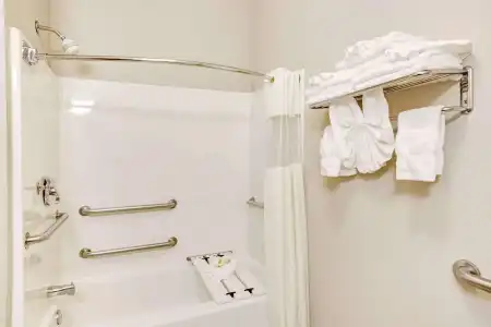 Days Inn & Suites by Wyndham Louisville SW - 8