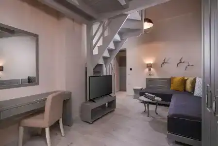 Neikos Luxury Suites - 36
