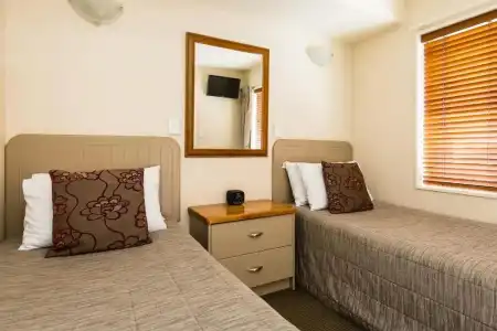 Pebble Beach Motor Inn - 5