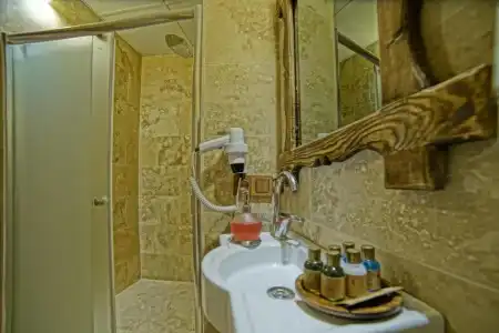 Risus Cave Suites - 15