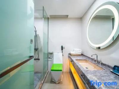 Lavande Shanghai Zhangjiang Guanglan Road Subway Station Branch - 53