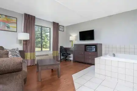 Super 8 by Wyndham Bloomington/Airport - 25