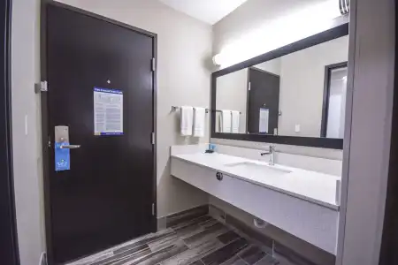 Days Inn & Suites by Wyndham Wisconsin Dells - 9