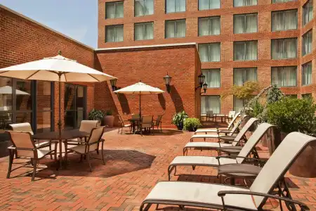 Sheraton Suites Old Town Alexandria - 10